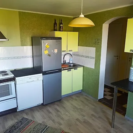 Spacious Flat Near Train Station شقة