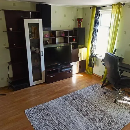 Spacious Flat Near Train Station شقة *