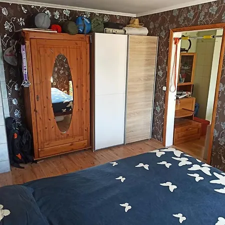 Spacious Flat Near Train Station شقة *